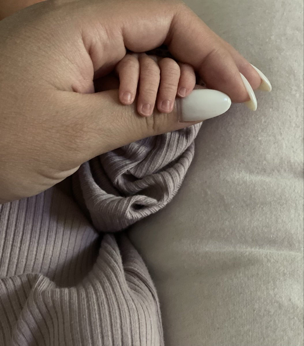 paulaafunes's tweet photo. Her hands were so tiny 🥹😭 https://t.co/VVDZK1LhWy