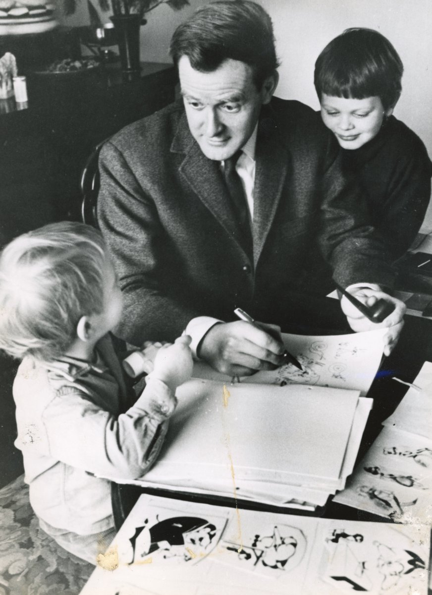 From the archive: John le Carré with his sons Simon and Stephen, photo by Goedeke.

#JohnleCarré