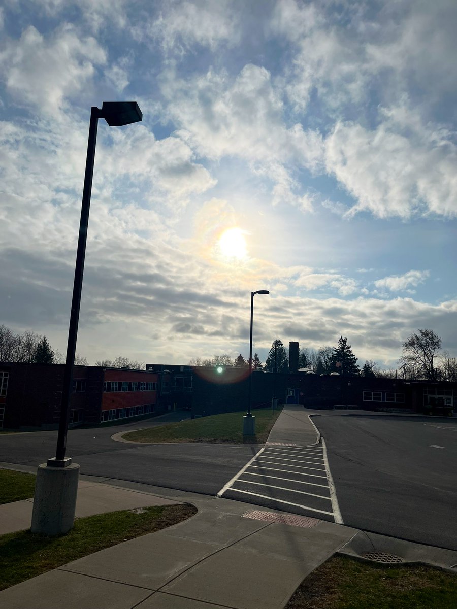 Sdunham72's tweet photo. Great visit to the middle school on a beautiful March morning. Love the sunshine☀️😄, but what might not show up in the picture are the small flakes of snow flying. ❄️😫 #ComeOnSpring https://t.co/9onfDjXQ6j