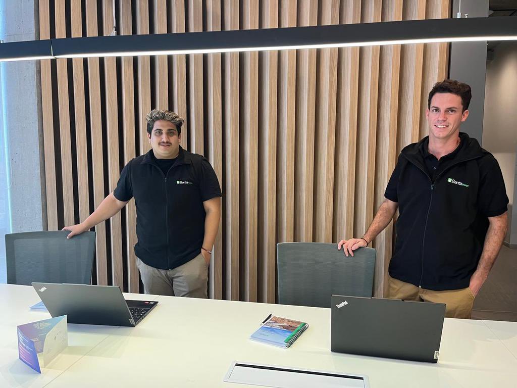 Dos nuevos ingenieros, recién recibidos de la UTN y el ITBA, se suman a nuestras operaciones en yacimientos. Luego de superar un exigente proceso de selección, hoy comienzan su camino en la industria, demostrando que con esfuerzo y determinación, todo es posible.