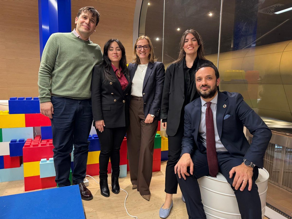 prioritalia's tweet photo. Ieri al CTE di #Roma il 2° incontro del ciclo “Smartphone e adolescenti”, promosso da @PassoCivico con il patrocinio di Prioritalia.
Al centro: influencer, pervasività digitale, etica e responsabilità sociale.

Leggi il post completo 👉https://t.co/248vBQC9qg https://t.co/fnMphwsgzs