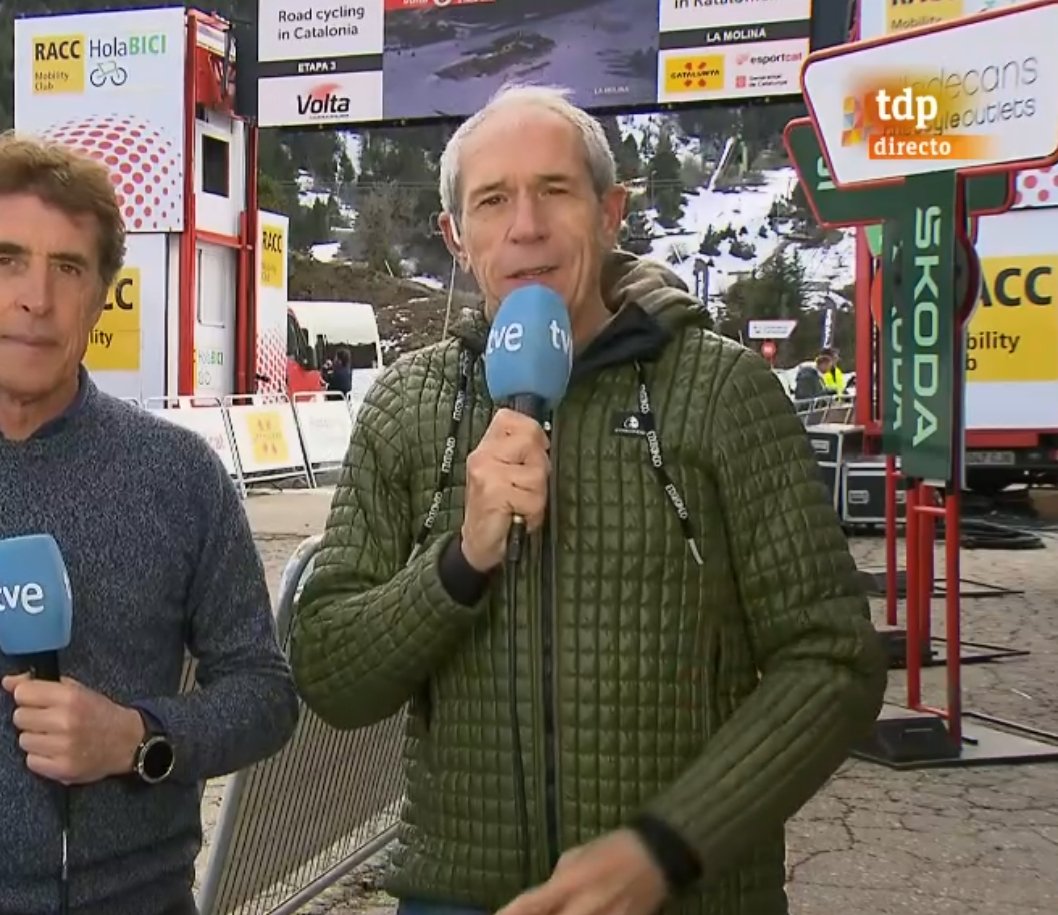 Carlos de Andrés creando tendencia.

En su día nos dio mucho juego en <a href="/Alpe__dHuezPT/">Alpe__dHuezPT</a> con las camisas de CdA.

Ojo con la moda primavera de abrigos.

😂😂😂

#VoltaCatalunya104