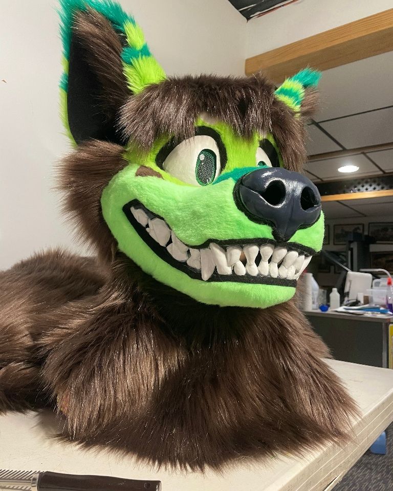 Next 2 of working on my fursuit ! The original hair drafts were muuuuch more toned down compared to what I ended up sticking to