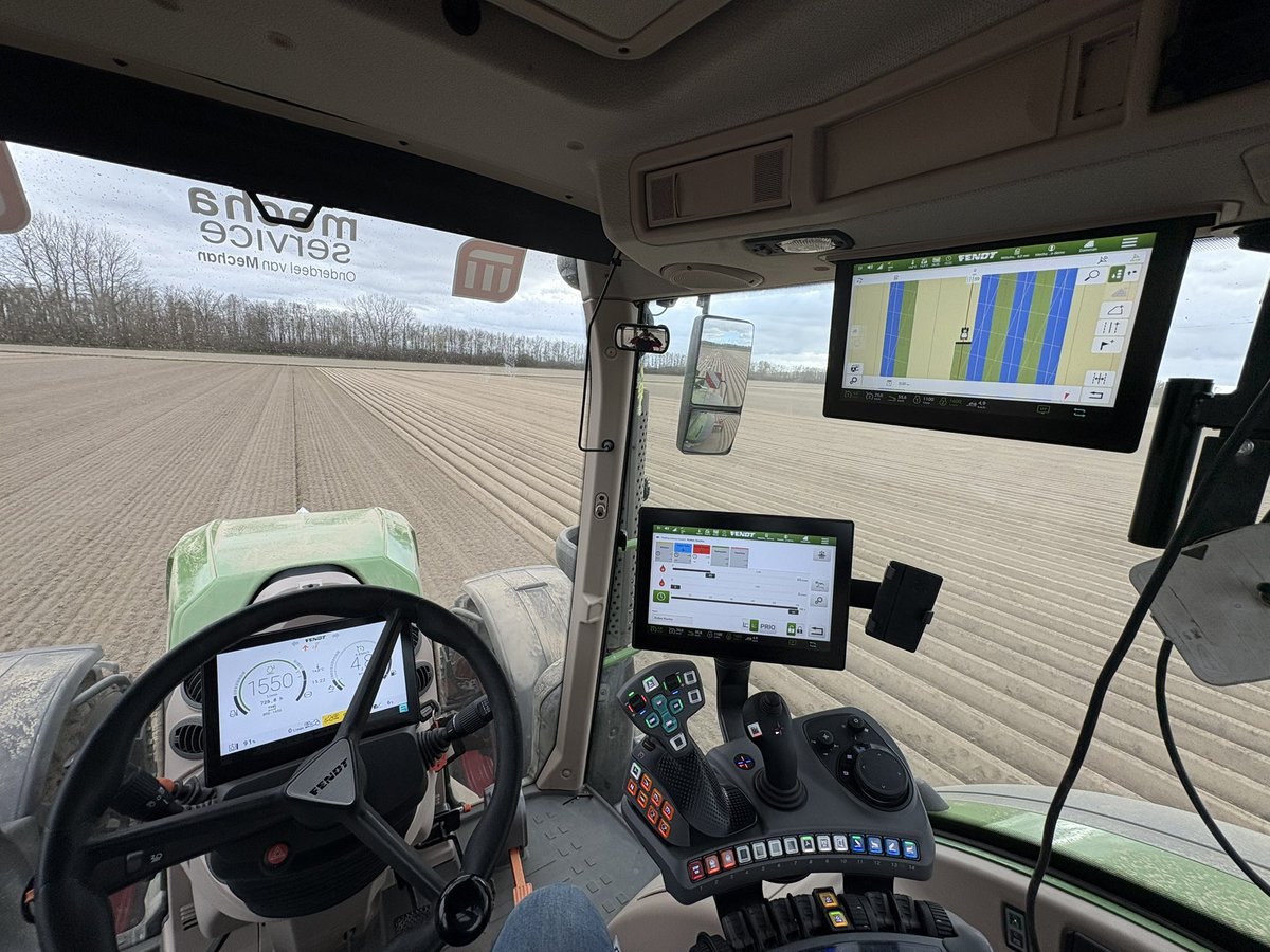 Deze week begonnen met ruggen trekken, dit jaar huren we de 728 van Mecha service. Met wat hulp een eenvoudige versie luchtdrukwissel opgebouwd, mooie combi om mee te rijden