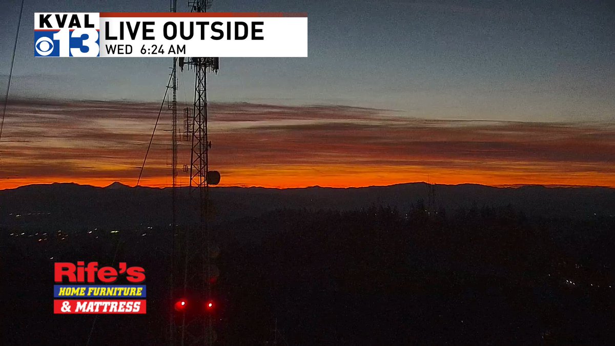 brianachaveztv's tweet image. Another beautiful start to the morning before we see the return of wet and rather active weather along the I-5 corridor. Tune in at 9 and Noon as we track out the potential for hail and thunderstorms. #orwx #sworegon #westernoregon