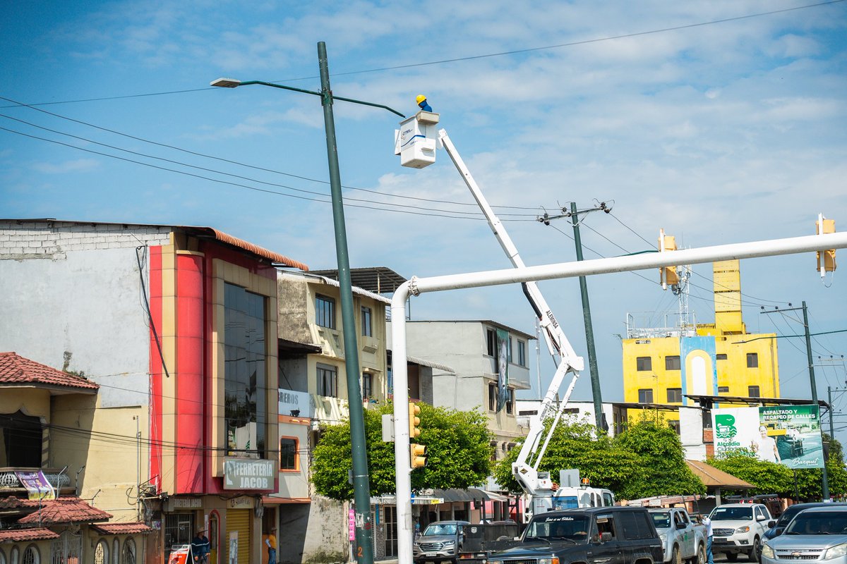 alcaldiabbhy's tweet image. Dimos un gran paso en la Av. Universitaria con la instalación de 43 nuevas #LámparasLED, gracias al apoyo del carro canasta de #CNEL. 

Este proyecto no solo transforma nuestra ciudad, sino que también refuerza la seguridad en la zona.

#AlcaldíaCiudadanaDeBabahoyo