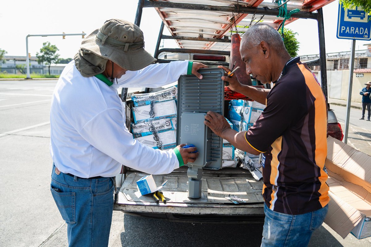 alcaldiabbhy's tweet image. Dimos un gran paso en la Av. Universitaria con la instalación de 43 nuevas #LámparasLED, gracias al apoyo del carro canasta de #CNEL. 

Este proyecto no solo transforma nuestra ciudad, sino que también refuerza la seguridad en la zona.

#AlcaldíaCiudadanaDeBabahoyo