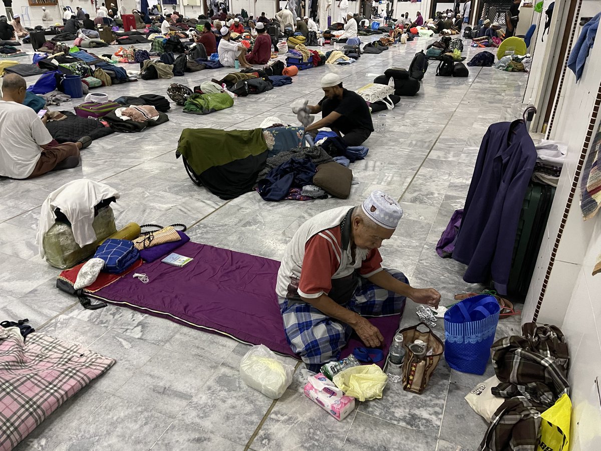 acaiijawa's tweet photo. Ramai ambil cuti 10 hari terakhir Ramadan untuk iktikaf di Masjid Sri Petaling.

Ada jumpa sahabat doktor di Hospital Sungai Buloh pergi kerja dari sini. Tak balik rumah.

Ya Allah, cemburunya dengan mereka yang bersungguh-sungguh ibadah 😭. Ayuh kita, usaha kejar Lailatulqadar. https://t.co/2klGXJxVmz