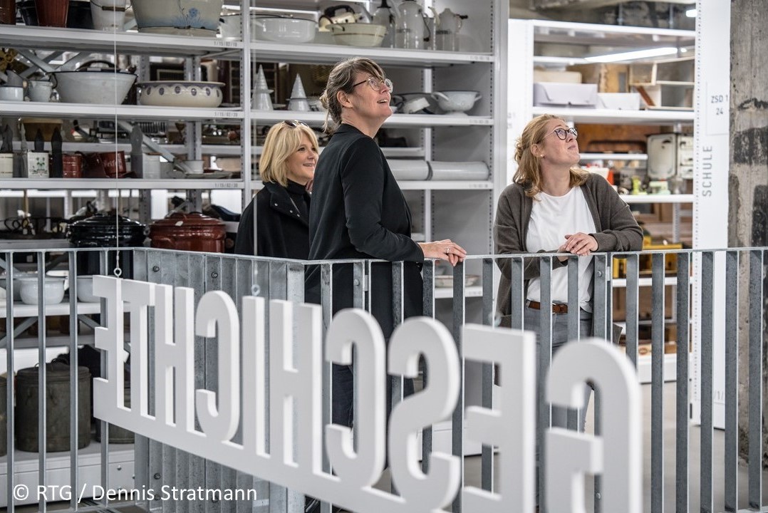 Wir feiern #Saisoneröffnung! Feiert am Sonntag kostenfrei mit uns und auf ganz @Zollverein.
Unser Highlight: Das #Schaudepot ist von 10 bis 18 Uhr geöffnet! Entdeckt die Schätze des Ruhrgebiets in einer unserer Führungen, die ab 11 Uhr stündlich starten.  zollverein.de/saisoneroeffnu…