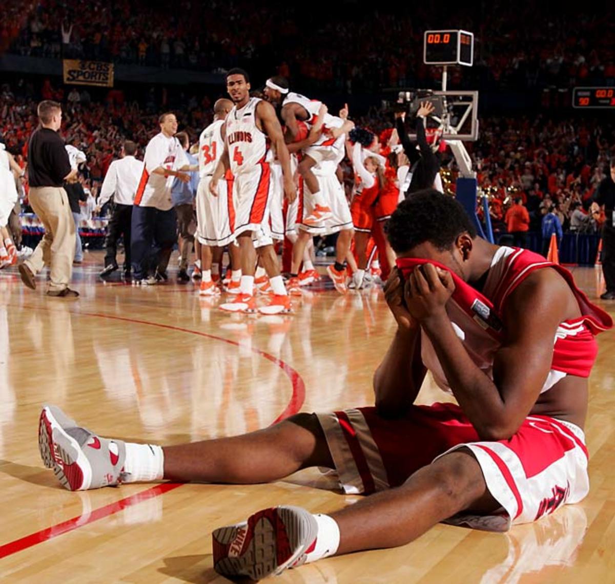 Larry Hawley (@hawleysports) on Twitter photo Happy 20th Anniversary to the "Miracle on Mannheim"
.
Down 15 points to Arizona in the Elite 8 with 4 minutes left at Allstate Arena, <a href="/IlliniMBB/">Illinois Men's Basketball</a> stormed back to tie in regulation, winning 90-89 in OT to advance to the Final Four.
.
Arguably the greatest game in program history. Happy 20th Anniversary to the "Miracle on Mannheim"
.
Down 15 points to Arizona in the Elite 8 with 4 minutes left at Allstate Arena, <a href="/IlliniMBB/">Illinois Men's Basketball</a> stormed back to tie in regulation, winning 90-89 in OT to advance to the Final Four.
.
Arguably the greatest game in program history.
