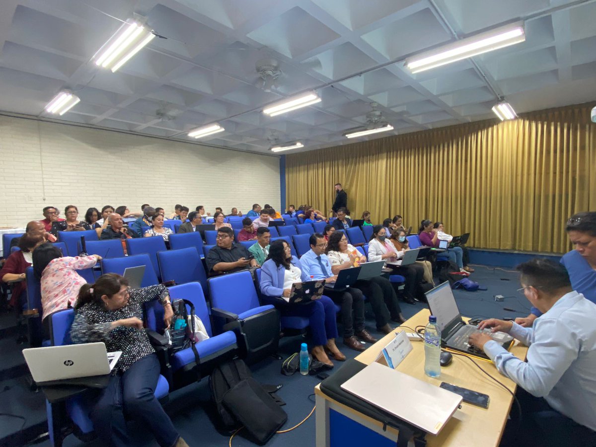 Gran equipo de docentes de la jornada sabatina del Departamento de Pedagogía de la Facultad de Humanidades en la Universidad de San Carlos de Guatemala. La capacitación proporcionó nuevas herramientas y estrategias que hicieron que muchos docentes se sintieran más comprometidos