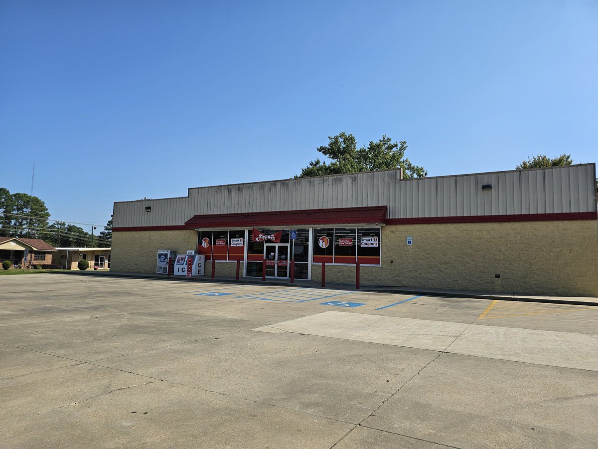 Mahiranoor68's tweet image. Family Dollar’s trending ‘cause Dollar Tree ate an $8B loss last quarter. Raising prices to $1.25 two years ago screwed them—now #FamilyDollar stores are dying off, and #DollarTree’s at $1.50 for all. Total disaster