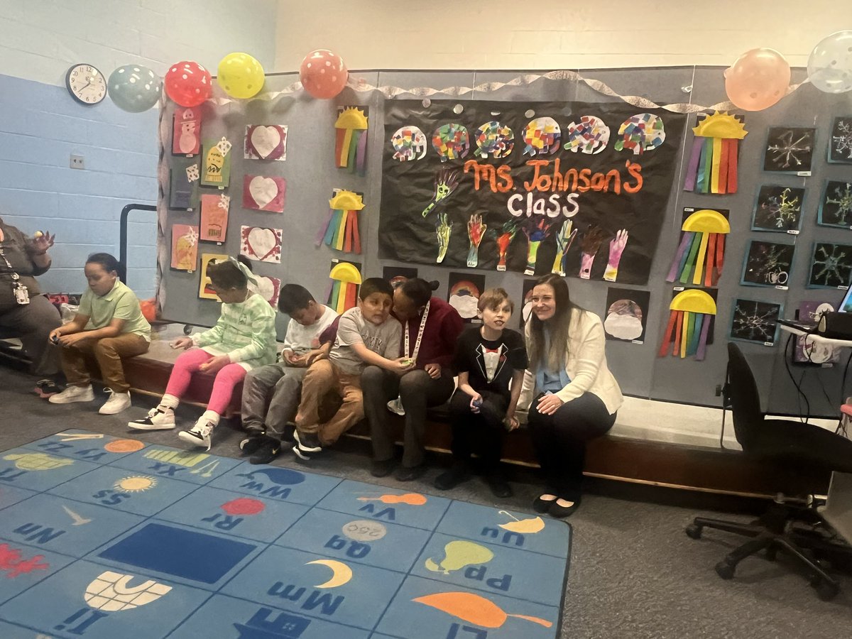 Ms.Johnson’s class did a wonderful job during their spring concert .  Students sang songs and used instruments during their show ! Thank you to our music teacher , Ms.Tineo for their performance!