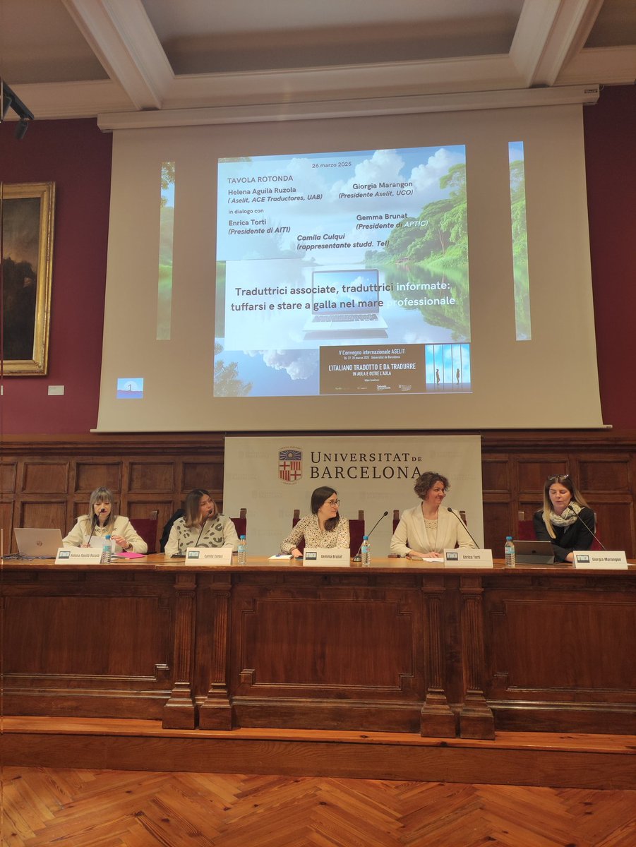 Si apre una tavola rotonda condotta da Helena Aguilà Ruzola e Giorgia Marangon  che dialogano con Enrica Toti, Gemma Brunat e Camila Culqui.
#siamoaselit #convegnoaselit5 #italianistica #filologíaitaliana #traduzioneITA
<a href="/UniBarcelona/">Universitat de Barcelona</a> <a href="/FilComUB/">Filologia i Comunicació UB</a> <a href="/IICBarcellona/">IICBarcellona</a> <a href="/TraduccioUAB/">Traducció i Interpretació UAB</a>
