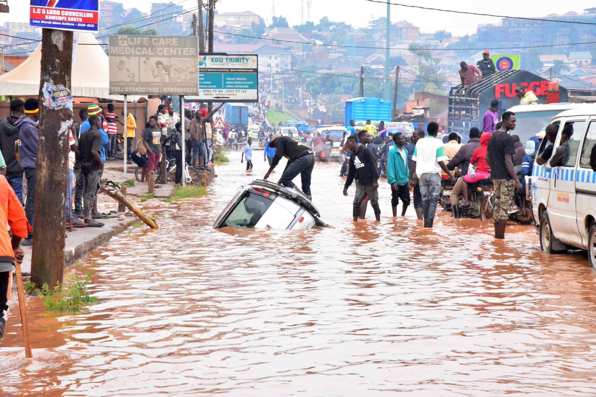 sserwaddajose's tweet image. Today, Kampala experienced heavy rainfall leading to significant flooding across various parts of the city which rendered them impassable, with some vehicles stuck in trenches. This has been caused by inadequate drainage systems, encroachment on wetlands. 
#climatechangeisreal