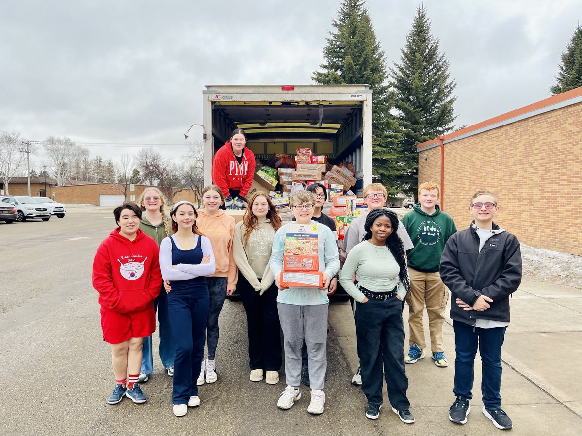 nrmission's tweet image. There is nothing better than kids helping kids. 👩‍❤️‍👨 Students at Schroeder Middle School recently collected more than 4500 food items for the #BackpackProgram! This food will make its way to all 1200 elementary students in the program at 11 local schools. 🙏❤ #communitykindness