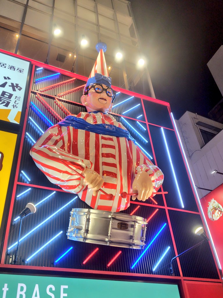 yasumiluchan's tweet photo. 今日リニューアルオープンの道頓堀くいだおれ中座ビル。仕事終わりに寄ってみました。
でっかいくいだおれ太郎登場と実物のくいだおれ太郎復帰!
またナイトクラブ「GIRAFFE(ジラフ)」のキリンさんがお店のPRしてました!
#くいだおれ中座ビル
#くいだおれ太郎
#GIRAFFEJAPAN https://t.co/bWQxkzut91