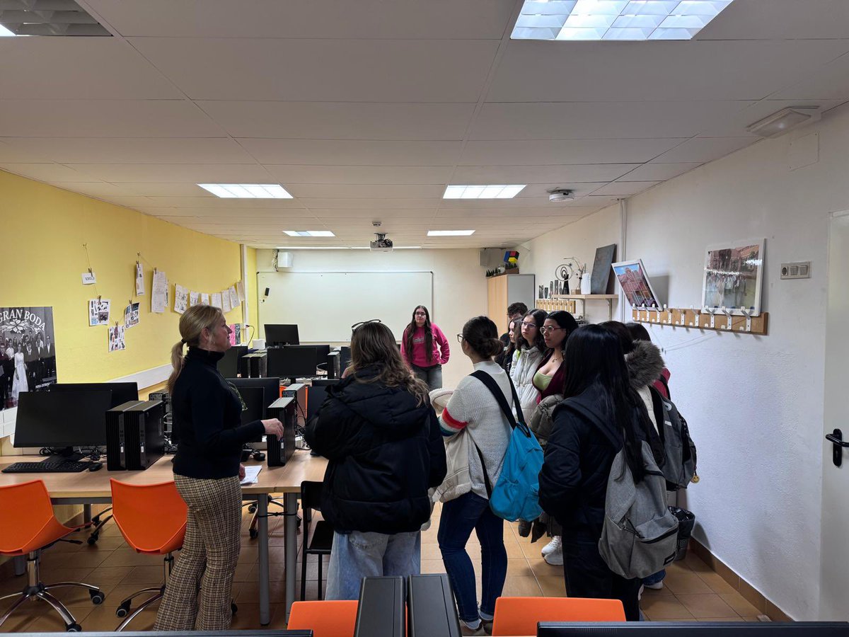Escolaelcim's tweet photo. Hem visitat l’escola Pia de Terrassa on ens han fet un tastet de batxillerats.
@Escolaelcim #Terrassa @EscolesCoop @escolapiaterrassa https://t.co/zHZl4gsYGQ