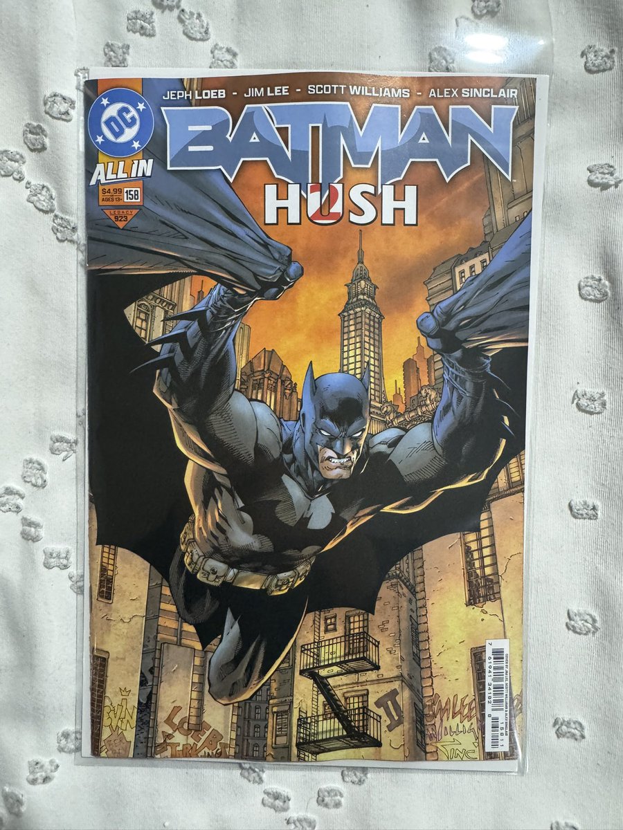 SD_SuperHeroes's tweet photo. WHO GOT THEIR BATMAN 158 HUSH 2 VARIANTS!? That Glow in The Dark Logo is FLAMES! 🔥 #Batman158 #Batman #Jeffloeb #JimLee #Dc #Comics #DcComics #SanDiegoSuperHeroes https://t.co/4YEGrWfTjx
