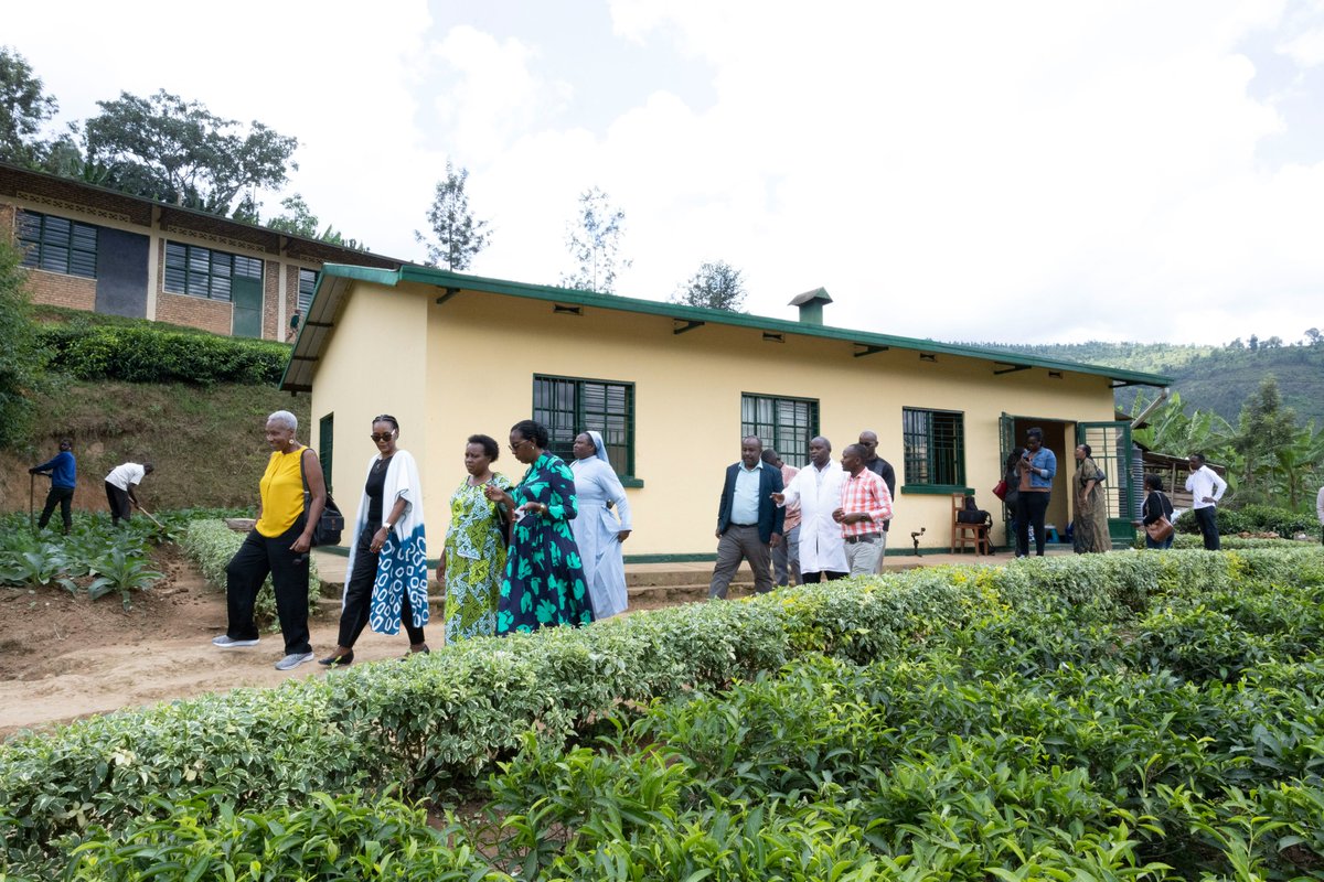 National Child Development Agency | Rwanda (@rwanda_child) on Twitter photo Uyu munsi, Umuyobozi Mukuru Wungirije wa NCDA, <a href="/gmunyemana/">Gilbert Munyemana</a> ari hamwe na bamwe mu bagize inama y'ubuyobozi ya NCDA basuye ibikorwa by'umushinga Kuza Kids bikorerwa muri <a href="/rulindodistrict/">Rulindo District</a>. Ibi bikorwa byibanda ku guteza imbere imbonezamikurire y'abana bato (ECD). Uyu munsi, Umuyobozi Mukuru Wungirije wa NCDA, <a href="/gmunyemana/">Gilbert Munyemana</a> ari hamwe na bamwe mu bagize inama y'ubuyobozi ya NCDA basuye ibikorwa by'umushinga Kuza Kids bikorerwa muri <a href="/rulindodistrict/">Rulindo District</a>. Ibi bikorwa byibanda ku guteza imbere imbonezamikurire y'abana bato (ECD).