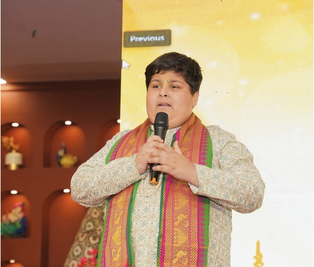 नाम: जैक्सन ओसवाल्ट 
देश: अमेरिका
उम्र: 12 वर्ष
काम: घर में न्यूक्लियर रिएक्टर बना देना
योग्यता: गिनीज़ बुक में वर्ल्ड रिकॉर्ड 
उपलब्धि: दुनिया में चर्चा और FBI ने डर से छापा मारा 

नाम: अभिनव अरोड़ा
देश: भारत
उम्र: 10 वर्ष
काम: धर्म का सहारा लेकर रुपया कमाना
योग्यता: मम्मी पापा