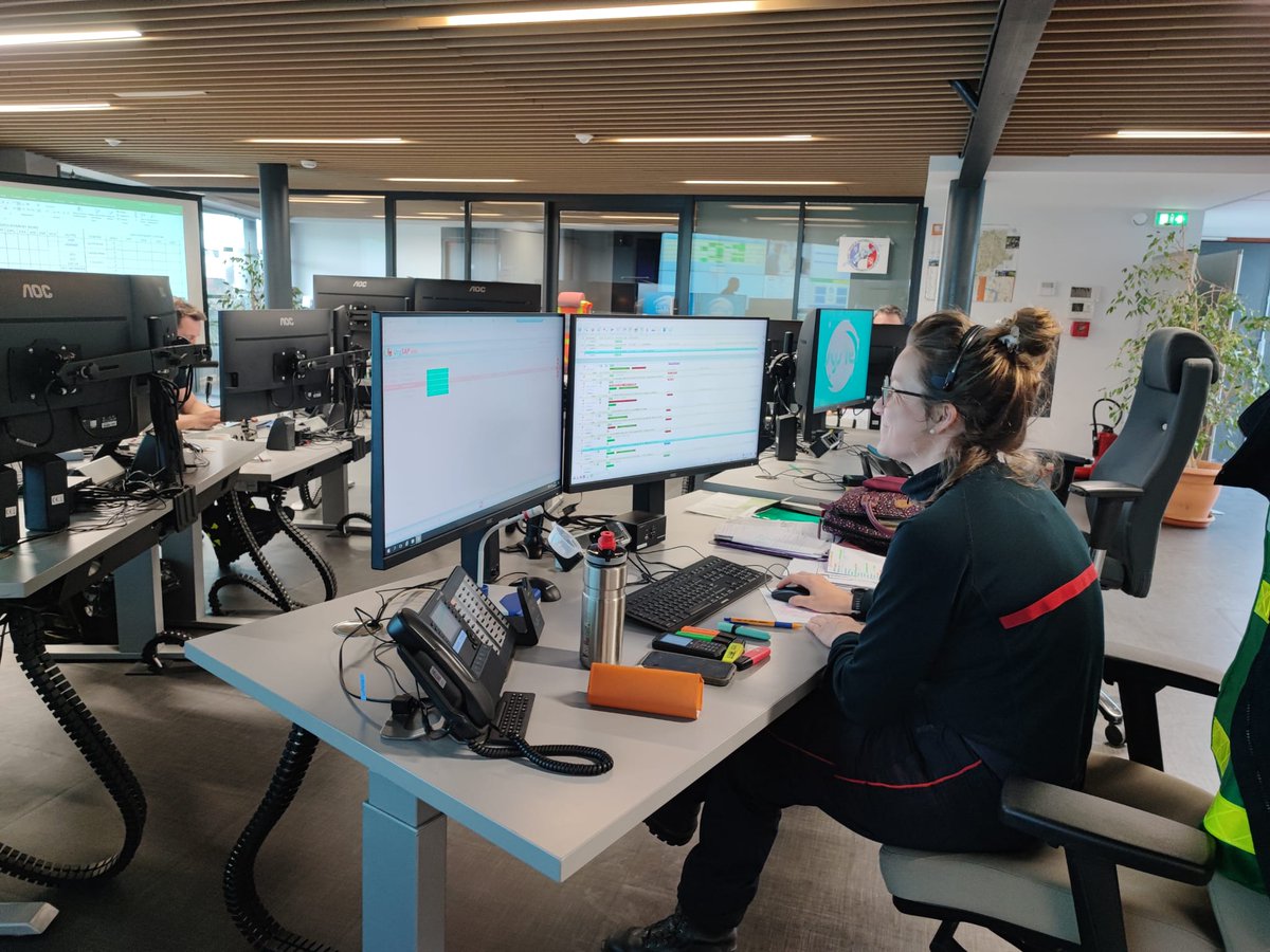 sdis31officiel's tweet photo. Lundi, les équipes du CTA-CODIS ont réintégré leur salle opérationnelle, après 3 semaines de travaux. Cette dernière a été réaménagée et les postes de travail modernisés, en vue d’accueillir prochainement le nouveau système d’information national NexSIS 18-112. https://t.co/izPetzeC2J