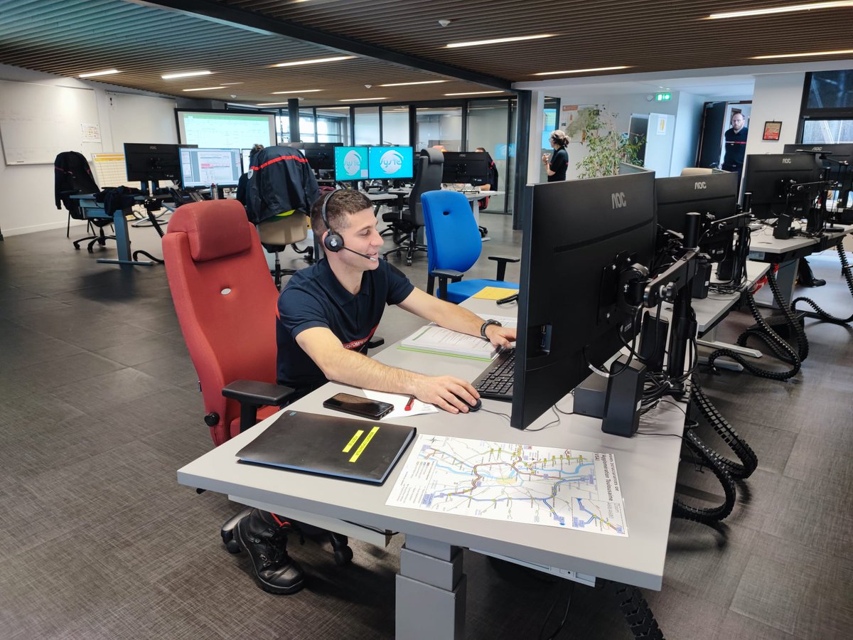 sdis31officiel's tweet photo. Lundi, les équipes du CTA-CODIS ont réintégré leur salle opérationnelle, après 3 semaines de travaux. Cette dernière a été réaménagée et les postes de travail modernisés, en vue d’accueillir prochainement le nouveau système d’information national NexSIS 18-112. https://t.co/izPetzeC2J