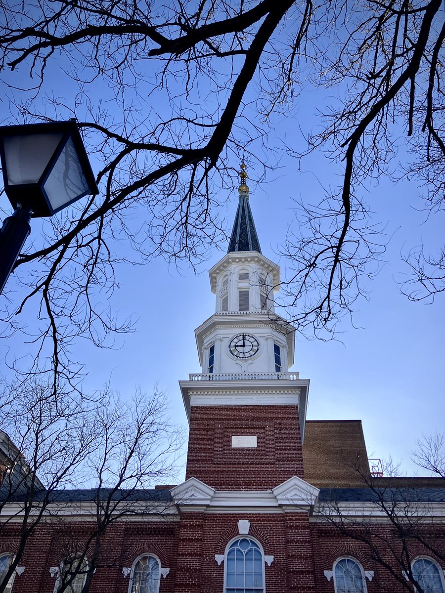 HobanGirl's tweet photo. The Zen was short-lived this morning, sun bright yet gusts blew in once again, temps dropped to the 50’s, felt like barely the 40’s. But hi-ho, Saturday will peak in the 80’s! Intoxicating, vibrant, even the shy but scrappy resilient can bloom. #RoyalSt #OldTownAlexandria #March https://t.co/RpzqQ1lG9t