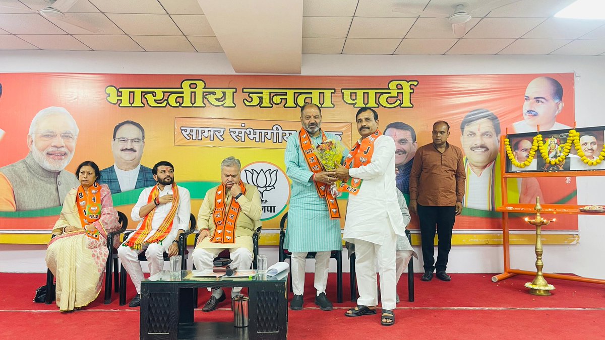 Ch_MukeshSingh's tweet photo. आज संभागीय कार्यालय सागर में क्षेत्रीय संगठन महामंत्री आदरणीय भाईसाहब श्री @ajayjamwalbjp जी के साथ सागर संभाग के सभी जनप्रतिनिधियों के साथ बैठक।
@BJP4India @BJP4MP @narendramodi @JPNadda @DrMohanYadav51 @vdsharmabjp @HitanandSharma https://t.co/4oVQpzTqIk
