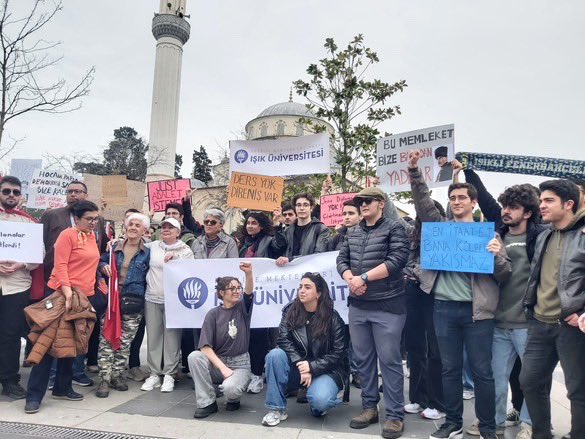 nasuhbektas's tweet photo. Şile Işık Üniversitesi öğrencileri son günlerde yaşananlara tepki verdi https://t.co/SeKhx9WWfg