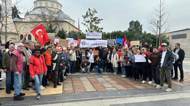 nasuhbektas's tweet photo. Şile Işık Üniversitesi öğrencileri son günlerde yaşananlara tepki verdi https://t.co/SeKhx9WWfg