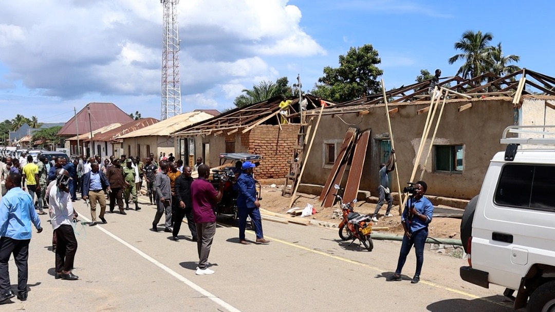 RSMara20's tweet photo. Kamati ya Usalama Mkoa wa Mara tarehe 25 Machi, 2025 imetembelea Manispaa ya Musoma kujionea athari za mvua kubwa iliyoambatana na upepo iliyoathiri majengo, miti,  miundombinu ya huduma katika Kata 10 na kuathiri kaya 319, taasisi, maeneo ya biashara na huduma za kijamii https://t.co/2hGppw6MJ1