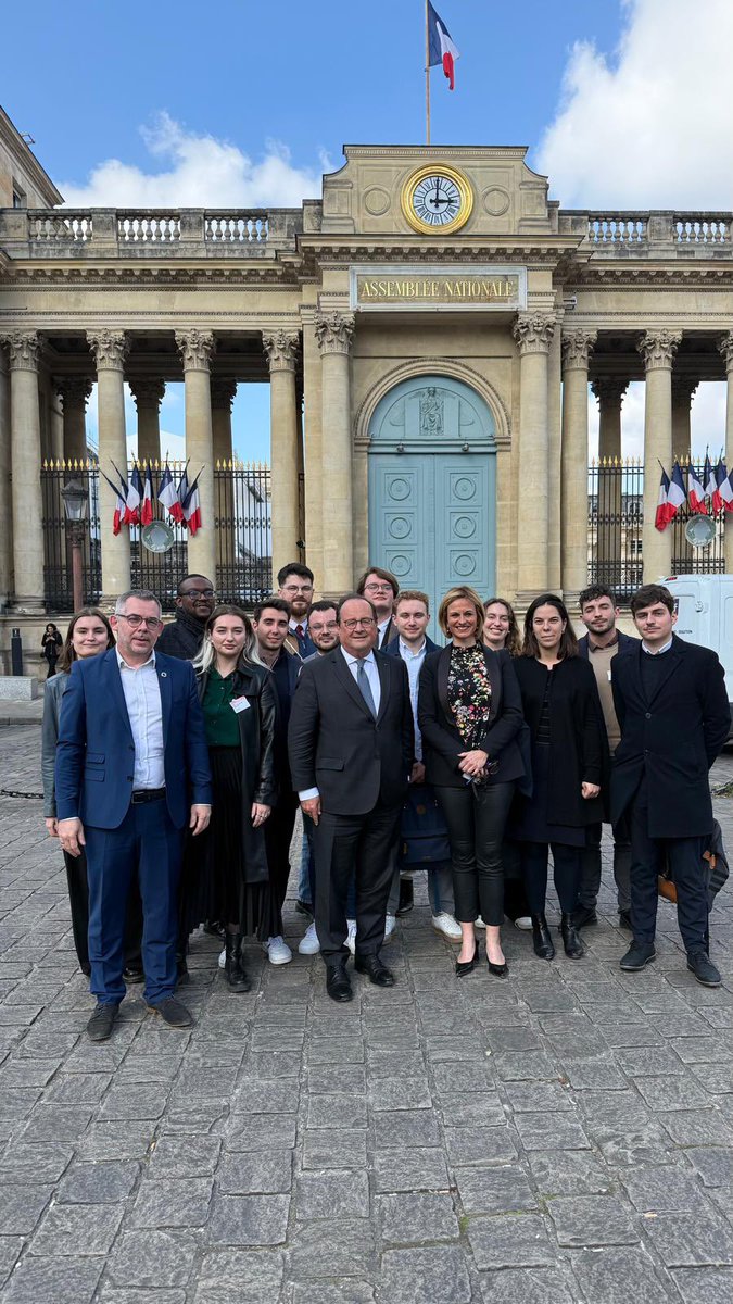 🏛️ Les JS BFC ont eu le privilège de visiter l’Assemblée nationale et d’assister aux QAG.

Un grand merci à <a href="/O_charretgodard/">Oceane Godard</a> pour l’organisation de cette journée, à <a href="/pierrepribetich/">Pierre Pribetich</a> et enfin à <a href="/fhollande/">François Hollande</a>, qui a pris le temps de nous rencontrer malgré un agenda bien rempli.