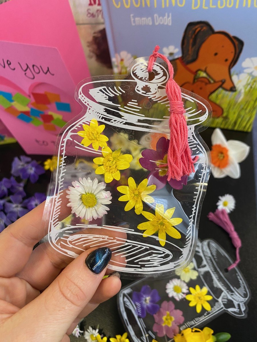 Ymunwch â ni ddydd Sadwrn 29 Mawrth ar gyfer celf a chrefft ar thema Sul y Mamau yn Llyfrgell Coed Duon 🌸📕💗☺️
Join us on Saturday 29th March for Mothers Day arts and crafts at Blackwood Library 🌸📕💗☺️