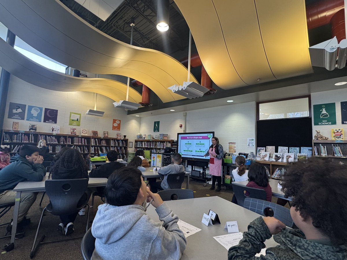 iempre entusiasma participar en una Cata de Libros en la Biblioteca Speas con <a href="/SpeasBeesRead/">Mrs. Kadlac</a>.

Los estudiantes pueden probar tres libros antes de elegir uno para leer .