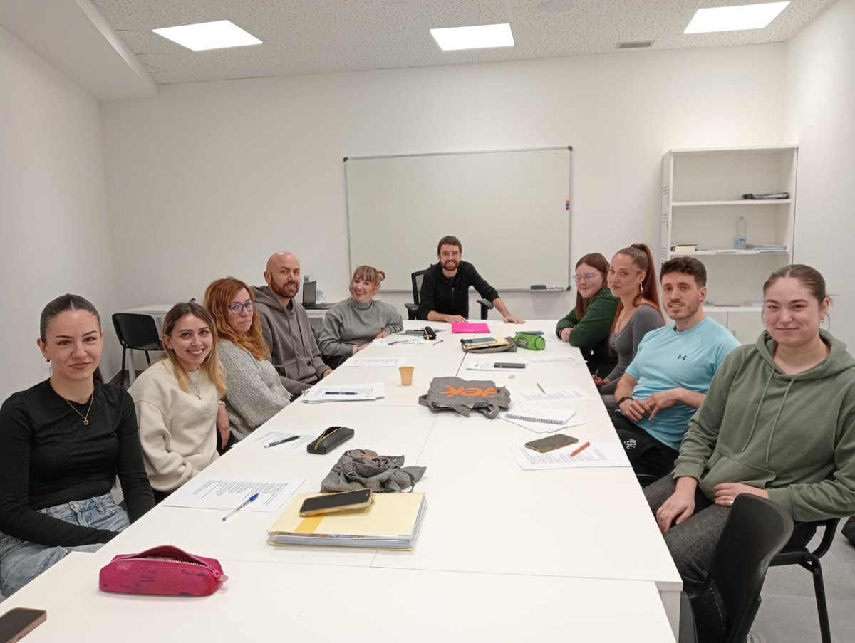 Kurtsoak aurrera egiten du, eta Pasiako zein Oreretako C1 mailako taldekideek dagoeneko #EuskaraErosoBizitzeko lagunduko dieten hamaika gauza ikasi dituzte 🧡
#Pasaia #Orereta #Euskara #Oarsoaldea