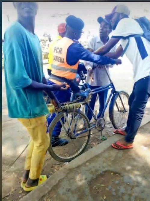 JeremieMukasa's tweet image. Un vélo a été saisi par un #PCR pour motif de manque de clignotant chose qui a choqué toute la population du #Maniema .🤣🤣 @Receveur_X @gidailn @MageNdaya