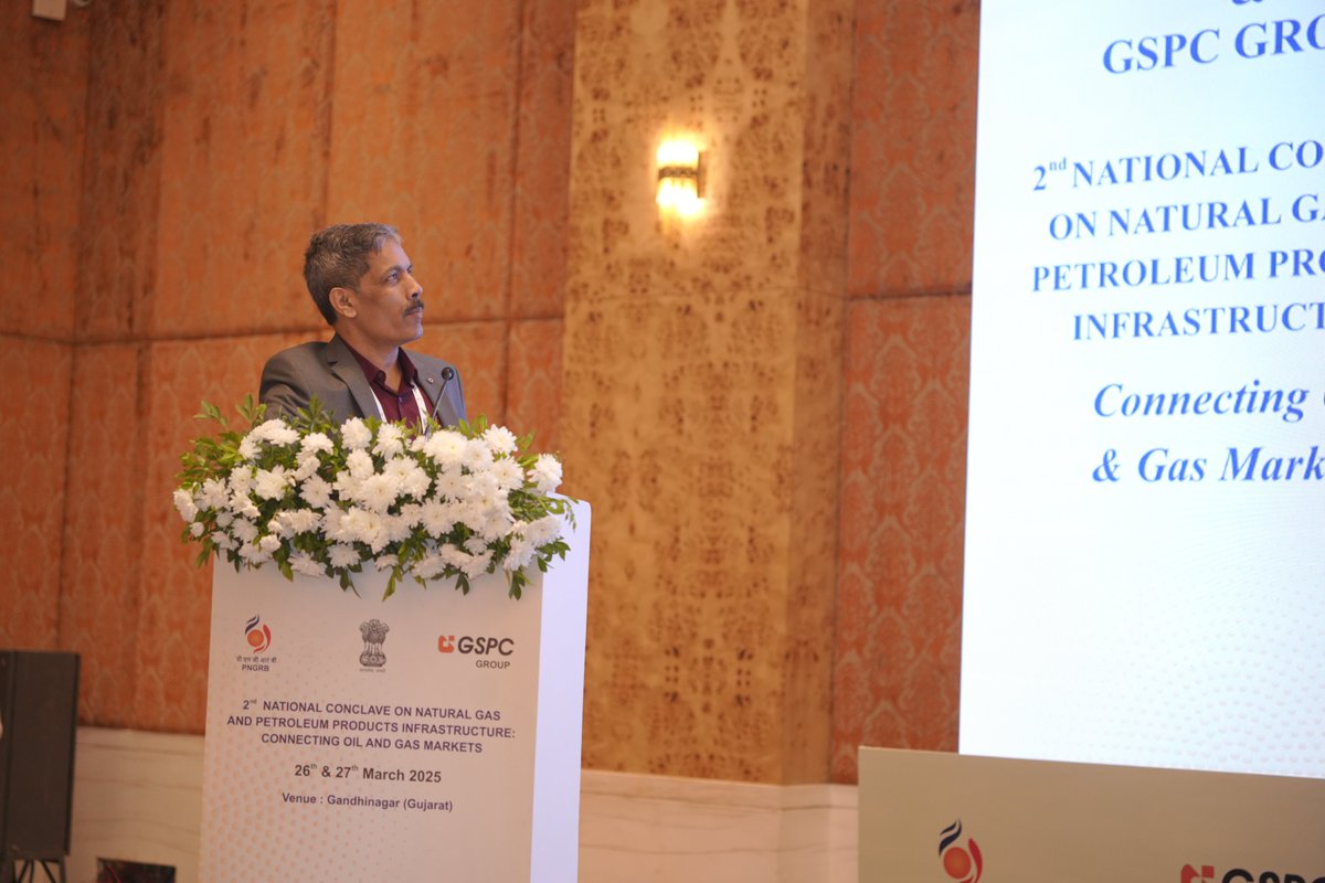 PNGRB_'s tweet photo. Session 2: "PNGRB is enhancing consumer protection in Oil &amp; Gas by modernizing IT systems and improving grievance redressal. Data-driven analysis of gas losses enables targeted interventions for better efficiency. #EnergyTransformation #ConsumerProtection #GasEfficiency #PNGRB https://t.co/ghkAx9UWJm
