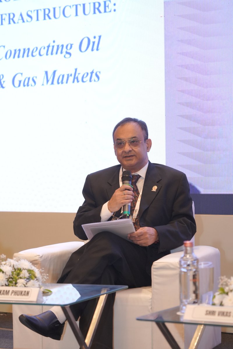 PNGRB_'s tweet photo. Session 2: "PNGRB is enhancing consumer protection in Oil &amp; Gas by modernizing IT systems and improving grievance redressal. Data-driven analysis of gas losses enables targeted interventions for better efficiency. #EnergyTransformation #ConsumerProtection #GasEfficiency #PNGRB https://t.co/ghkAx9UWJm