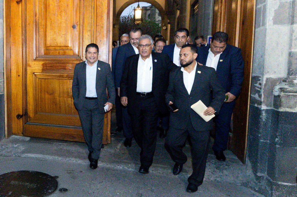 El líder nacional del #SNTE, Mtro. Alfonso Cepeda Salas, sostuvo reunión con la Presidenta <a href="/Claudiashein/">Claudia Sheinbaum Pardo</a> en #PalacioNacional. Lo acompañaron los secretarios generales de todo el país para exponer las justas demandas del gremio, incluidas en el  #PliegoNacionaldeDemandas2025
