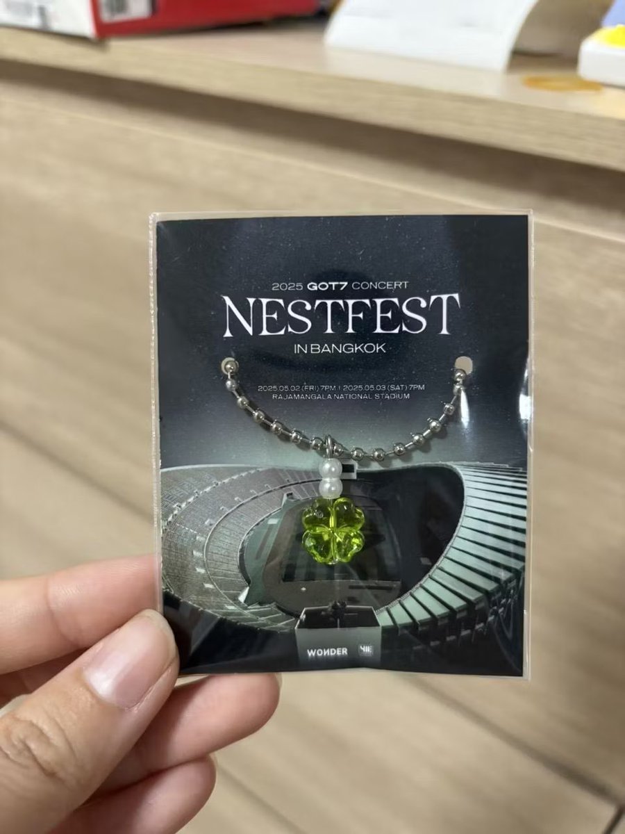 npskh_'s tweet photo. บัตรคอนยังไม่มีแต่มี กอว รอแล้ว💚 เดี๋ยวเอาไปแจกหน้าคอนนะคะ เป็นพวงกุญแจใบโคเวอร์จะได้โชคดีปังปังถูกหวยมีเงินไปคอนหน้าเรื่อยเรื่อยเลยจ้าาา 🎉 #reviewjolieta #GOT7_NESTFESTinBKK https://t.co/OQoIVAqLvb