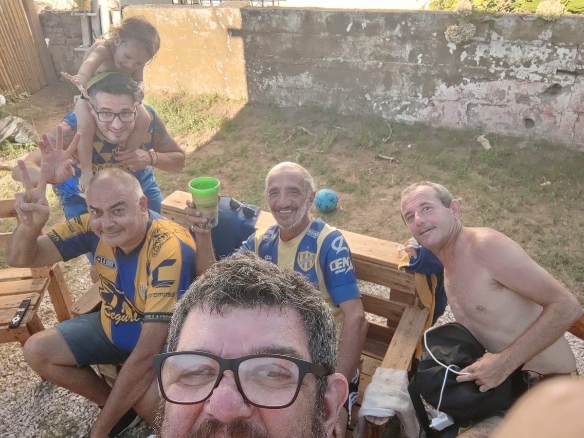 peniapalitocan's tweet photo. TRISTE NOTICIA, HOY VIAJO A LA NUBE BOHEMIA, EL AMIGO CHIQUI PEREYRA(AMBROSIO).
SIEMPRE ESTARÁS PRESENTE 💙💛💙💛 ABRAZO GRANDE AL CIELO AMIGO 🙏 https://t.co/BTvkhY1fbs