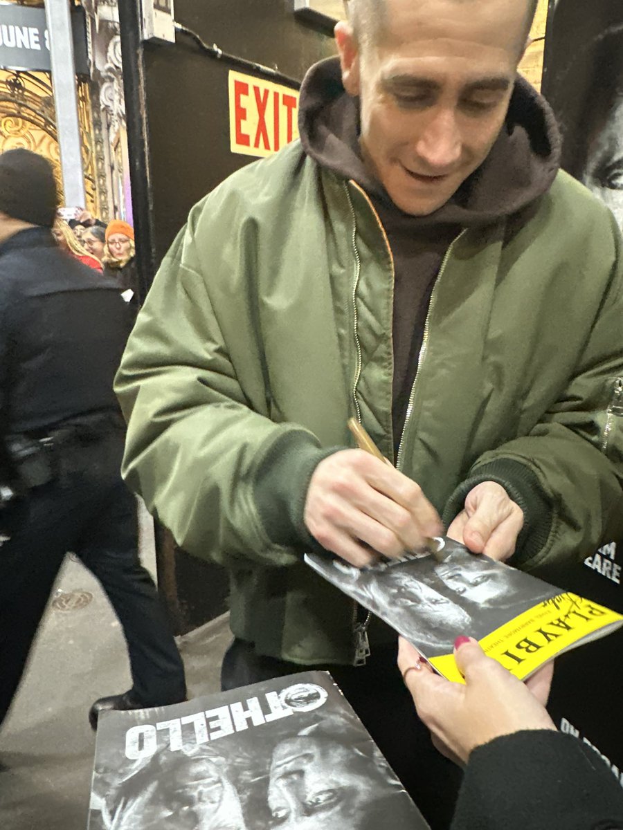 foundfam1lys1mp's tweet photo. like always, critics are so stupid and wrong. othello was AMAZING. denzel was INCREDIBLE. jake was SPECTACULAR. the staging and lighting and everything I loved it all SO MUCH! perfect production and i’m so glad i got to see it #othellobway https://t.co/pYvZyLX9BQ