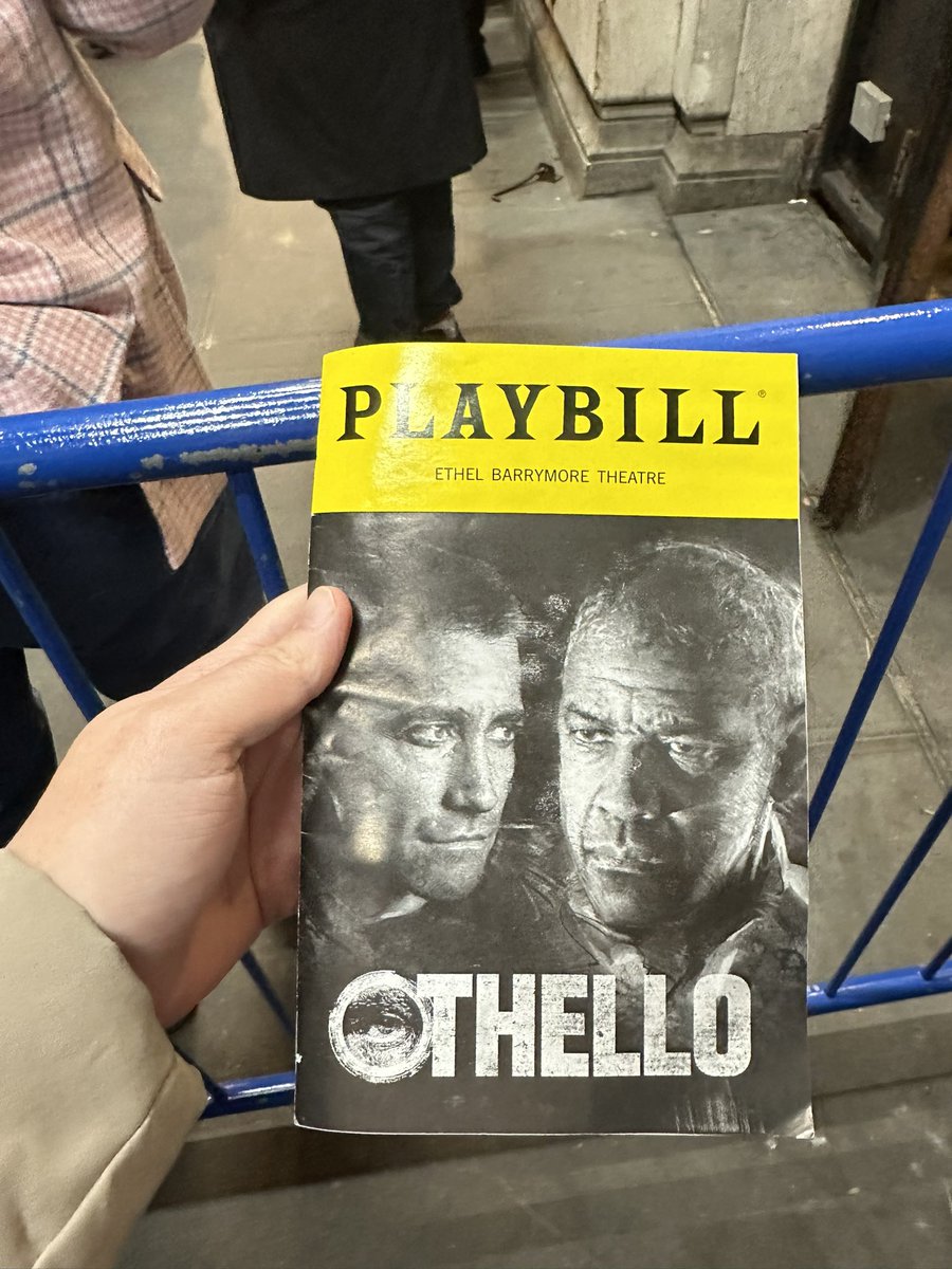 foundfam1lys1mp's tweet photo. like always, critics are so stupid and wrong. othello was AMAZING. denzel was INCREDIBLE. jake was SPECTACULAR. the staging and lighting and everything I loved it all SO MUCH! perfect production and i’m so glad i got to see it #othellobway https://t.co/pYvZyLX9BQ