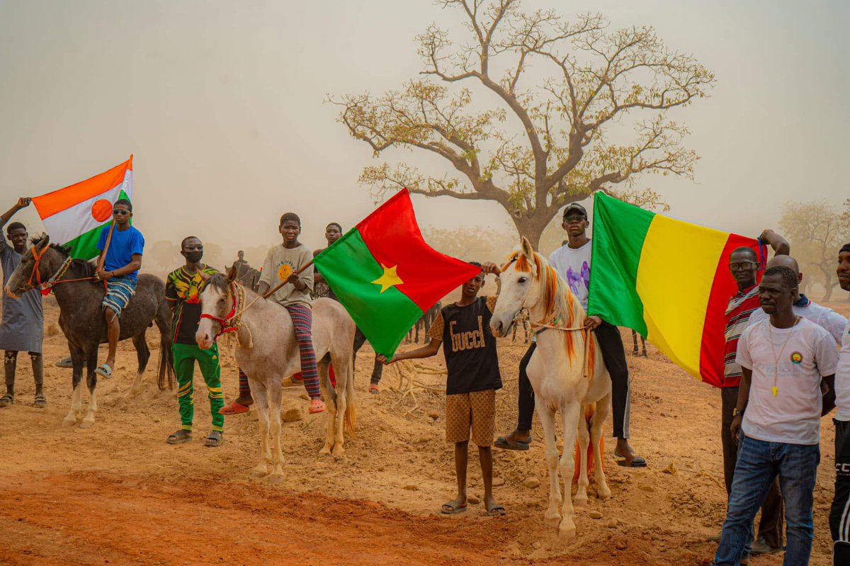 IsmaelGarb28983's tweet photo. Au #Niger le général #TCHIANI n'est plus président de la transition il est désormais président de la république 🇳🇪
Qu'est-ce que le #Mali🇲🇱 et le #Burkina🇧🇫 attendent ?
@NIGER_CNSP @GoitaAssimi @CapitaineIb226 @Nath_Yamb
@KemiSeba1 @LiptakoGourma3
Vive la confédération AES🇳🇪🇧🇫🇲🇱 https://t.co/ehrnBAZO5V