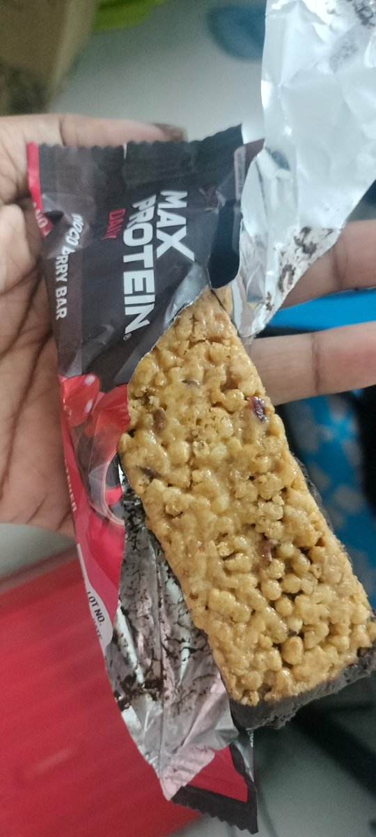 i_amal4n's tweet photo. Heyy....@TheMaxProtein
Look what I found in your PROTEIN BAR....!!!
#foodquality #proteinbar
#gym #maxprotein #maxproteinbar https://t.co/ixeaOSj5Nb