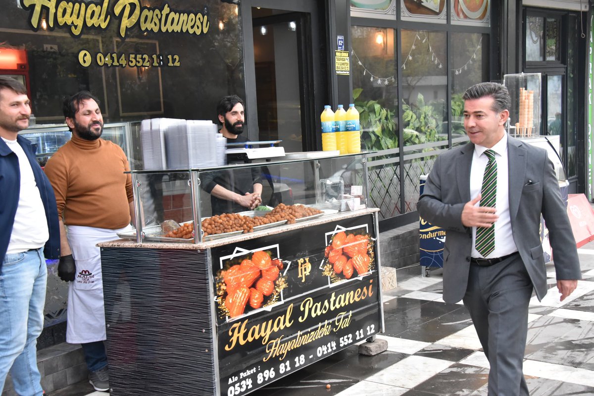 bucakalimurat82's tweet photo. 📍 Hürriyet Caddesi 

Sokakları adım adım gezerken herkesi tatlı bir iftar telaşı sarmış. İftarlıklar alınmış, evin yolu tutulmuş…

Biz de iftar öncesi caddede hemşehrilerimizle hasbihal ettik, hayırlı iftarlar diledik. Birlik ve beraberlik içinde nice Ramazan sofralarına ulaşmak dileğiyle!

🌙 Hayırlı iftarlar!