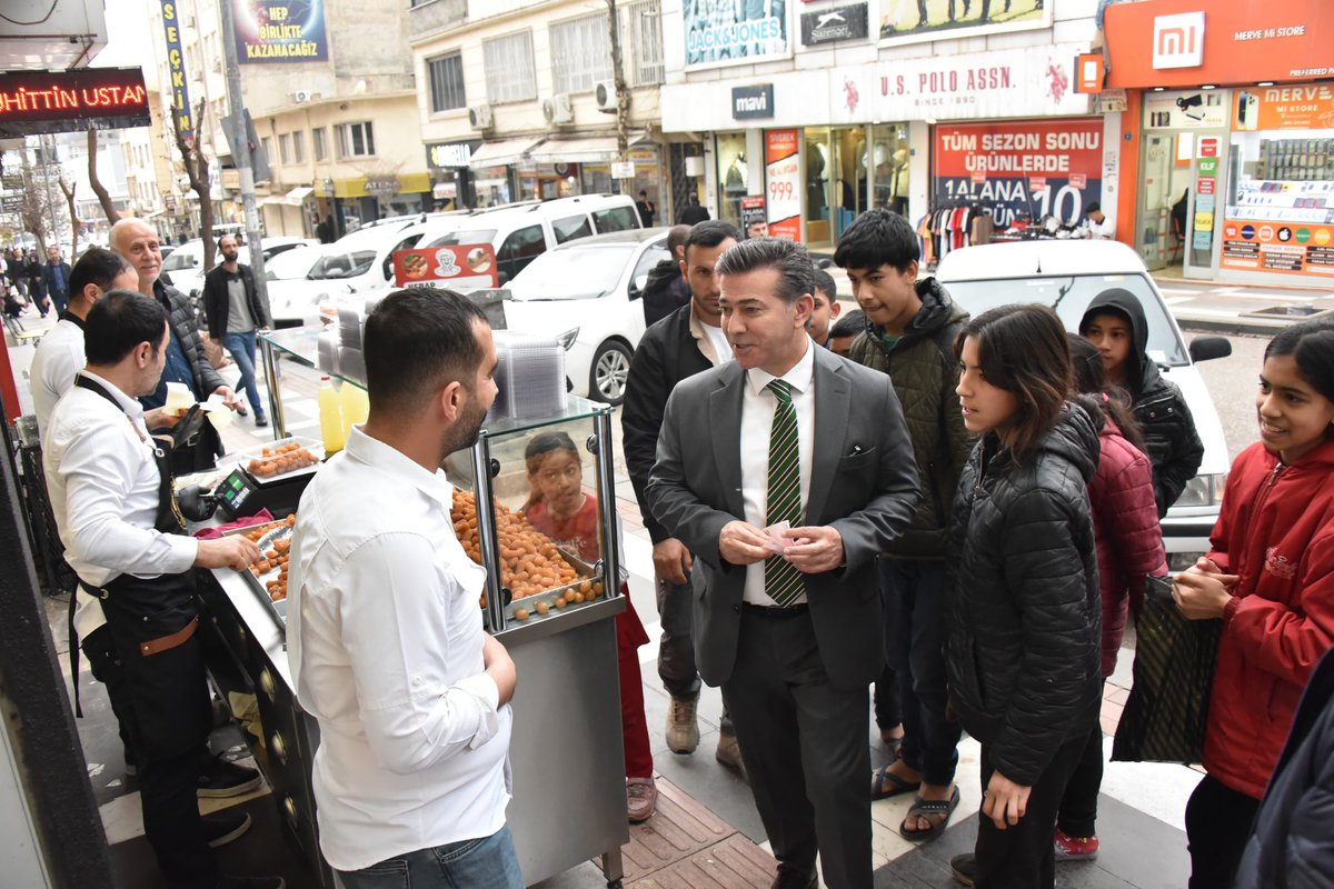 bucakalimurat82's tweet photo. 📍 Hürriyet Caddesi 

Sokakları adım adım gezerken herkesi tatlı bir iftar telaşı sarmış. İftarlıklar alınmış, evin yolu tutulmuş…

Biz de iftar öncesi caddede hemşehrilerimizle hasbihal ettik, hayırlı iftarlar diledik. Birlik ve beraberlik içinde nice Ramazan sofralarına ulaşmak dileğiyle!

🌙 Hayırlı iftarlar!