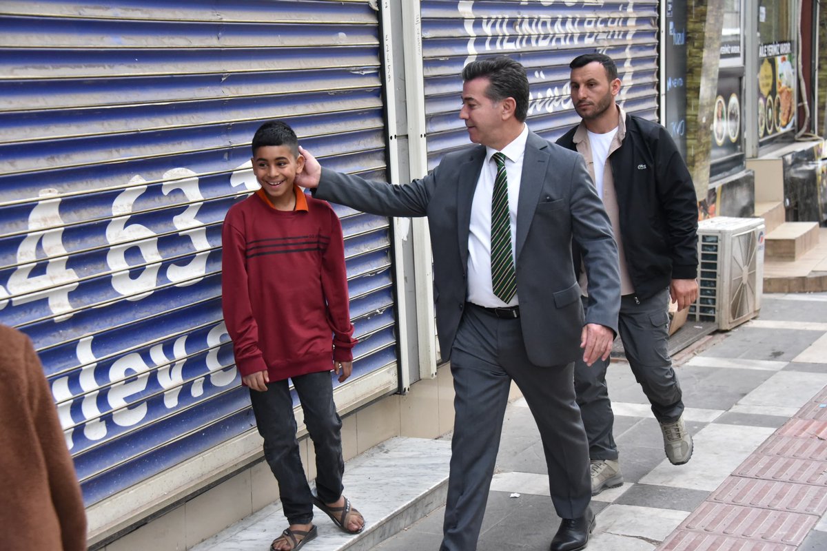 bucakalimurat82's tweet photo. 📍 Hürriyet Caddesi 

Sokakları adım adım gezerken herkesi tatlı bir iftar telaşı sarmış. İftarlıklar alınmış, evin yolu tutulmuş…

Biz de iftar öncesi caddede hemşehrilerimizle hasbihal ettik, hayırlı iftarlar diledik. Birlik ve beraberlik içinde nice Ramazan sofralarına ulaşmak dileğiyle!

🌙 Hayırlı iftarlar!