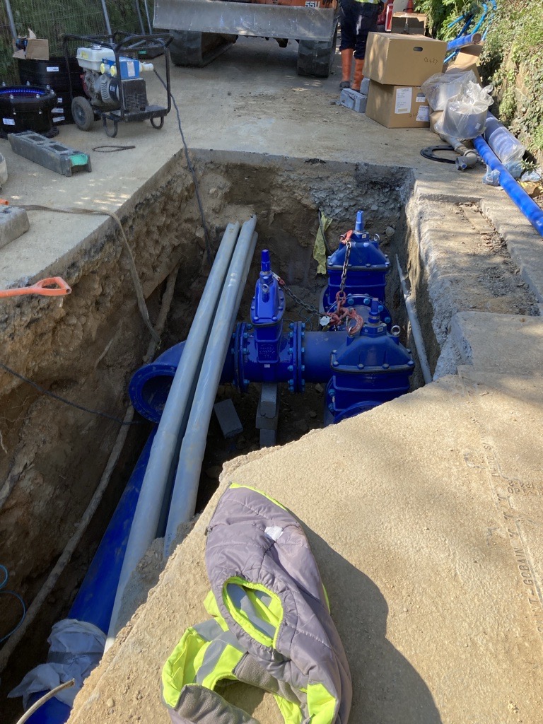 Ring main update: Phase Two
A snapshot into the challenges of installing infrastructure amidst the impressive number of services hidden under our roads! Just a small section of the 400m of pipework currently being installed at Rectory Hill
Learn more here: water.gg/ringmain